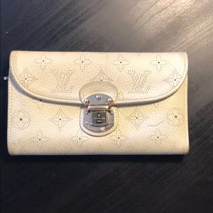 AUTH. LOUIS VUITTON MAHINA MONOGRAM LEATHER WALLET